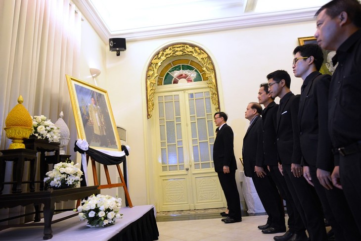 พิธีไว้อาลัยพระบาทสมเด็จพระเจ้าอยู่หัวภูมิพลอดุลยเดชในกรุงฮานอยและนครโฮจิมินห์ - ảnh 6