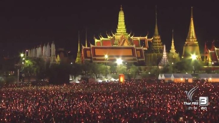 ภาพที่งดงาม ณ สนามหลวง ชาวไทยร่วมร้อง 