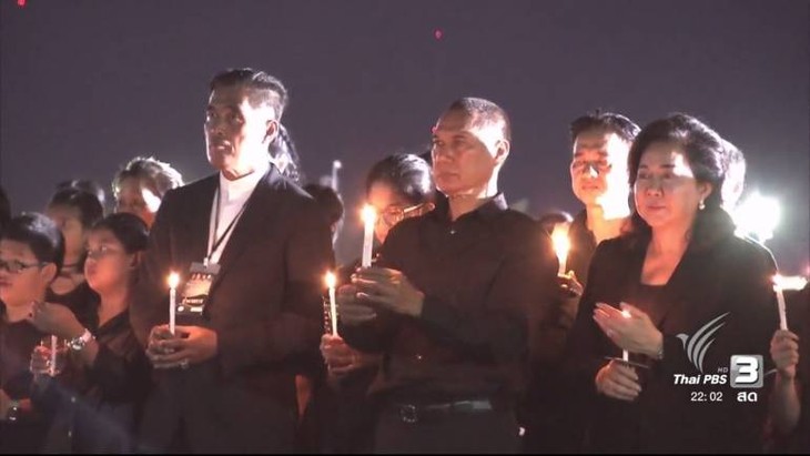 ภาพที่งดงาม ณ สนามหลวง ชาวไทยร่วมร้อง 