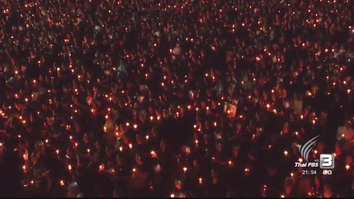 ภาพที่งดงาม ณ สนามหลวง ชาวไทยร่วมร้อง 