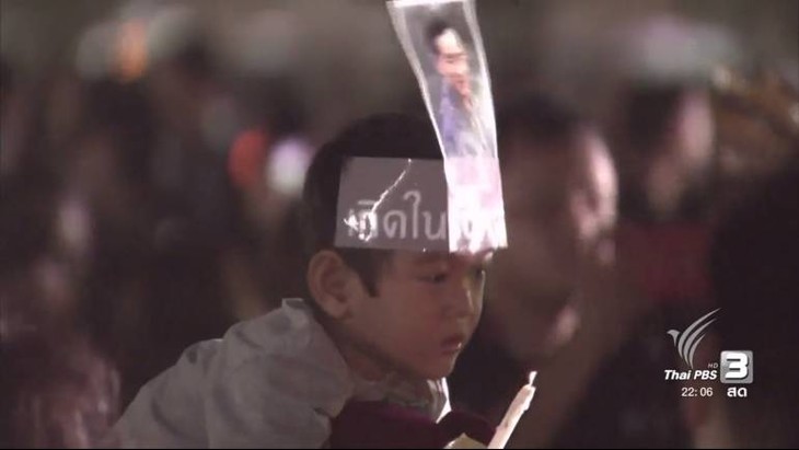 ภาพที่งดงาม ณ สนามหลวง ชาวไทยร่วมร้อง 