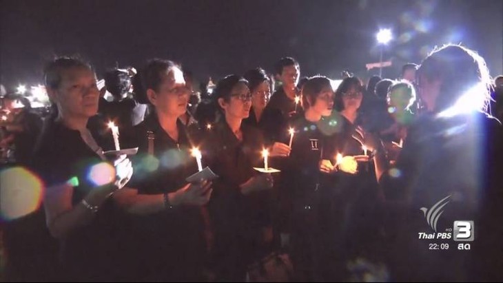 ภาพที่งดงาม ณ สนามหลวง ชาวไทยร่วมร้อง 