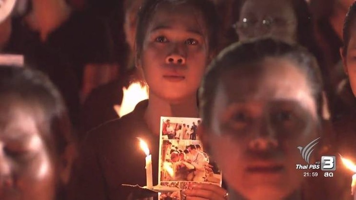 ภาพที่งดงาม ณ สนามหลวง ชาวไทยร่วมร้อง 