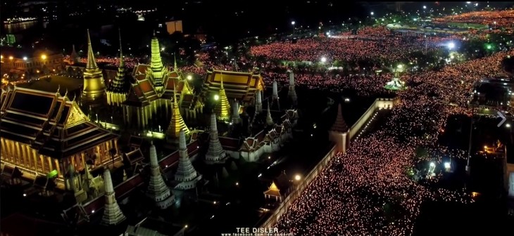 ภาพที่งดงาม ณ สนามหลวง ชาวไทยร่วมร้อง 