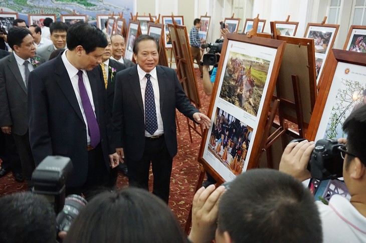 งานนิทรรศการภาพถ่ายและภาพยนตร์สารคดีเกี่ยวกับประชาคมอาเซียนในเวียดนาม   - ảnh 1