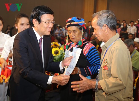 พิธีรำลึกเพื่อแสดงความสำนึกในบุญคุณต่อผู้ที่บำเพ็ญประโยชน์ต่อชาติบ้านเมือง - ảnh 1