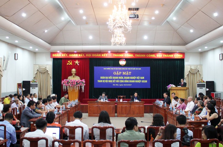 ประธานแนวร่วมปิตุภูมิเวียดนามพบปะกับผู้ประกอบการเวียดนามดีเด่น - ảnh 1