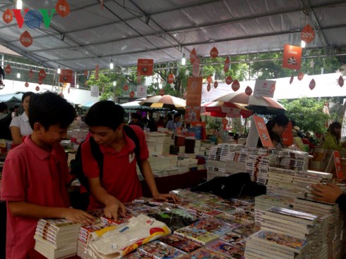 งานหนังสือฤดูใบไม้ร่วงภายใต้หัวข้อเกี่ยวกับการผสมผสาน - ảnh 1