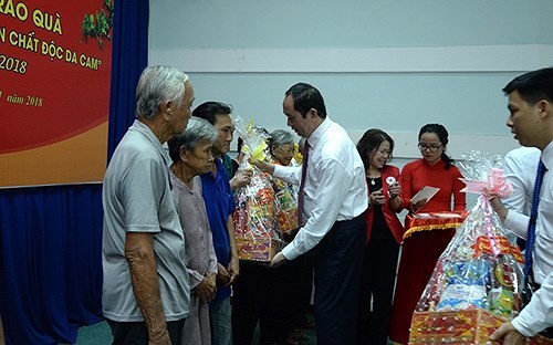 ดูแลตรุษเต๊ตให้แก่ครอบครัวที่อยู่ในเป้านโยบายและครอบครัวยากจน - ảnh 1