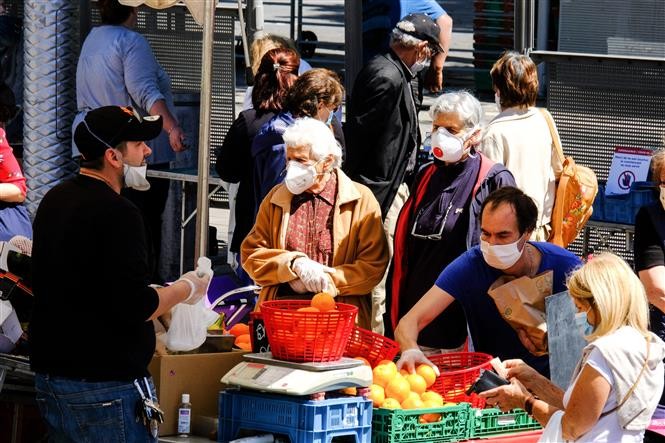 หลายประเทศเริ่มผ่อนปรนมาตรการยับยั้งการแพร่ระบาดของโรคโควิด -19  - ảnh 1