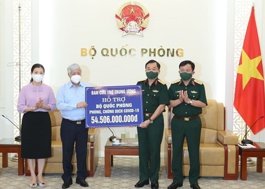 มอบเงินสนับสนุนการป้องกันและรับมือการแพร่ระบาดของโรคโควิด -19 เกือบ 5 หมื่น 5 ล้านด่งให้แก่กระทรวงกลาโหม - ảnh 1