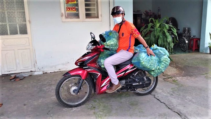 เรื่องราวของอาสาสมัครพิเศษที่อยู่แถวหน้าในการป้องกันการแพร่ระบาดของโรคโควิด -19 - ảnh 2