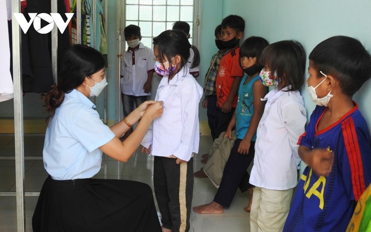 สนับสนุนนักเรียนในตำบลดั๊กเปอซี อำเภอดั๊กห่า จังหวัดกอนตุมไปโรงเรียน - ảnh 2