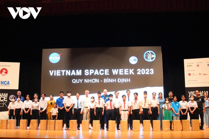 กิจกรรมต่างๆในกรอบสัปดาห์ NASA เวียดนามในจังหวัดบิ่งดิ่ง - ảnh 1