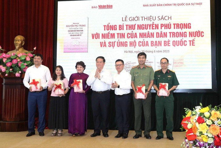 เปิดตัวหนังสือเกี่ยวกับเลขาธิการใหญ่พรรคฯ เหงวียนฟู้จ่อง - ảnh 1