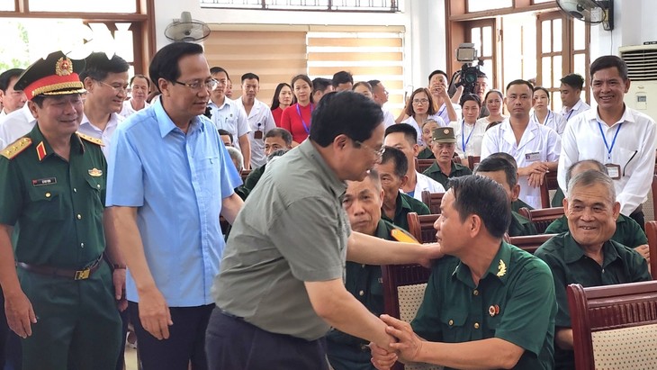 นายกรัฐมนตรีเยือนศูนย์ฟื้นฟูสมรรถภาพทหารทุพพลภาพ ญอกวาน  จังหวัดนิงบิ่ง - ảnh 1