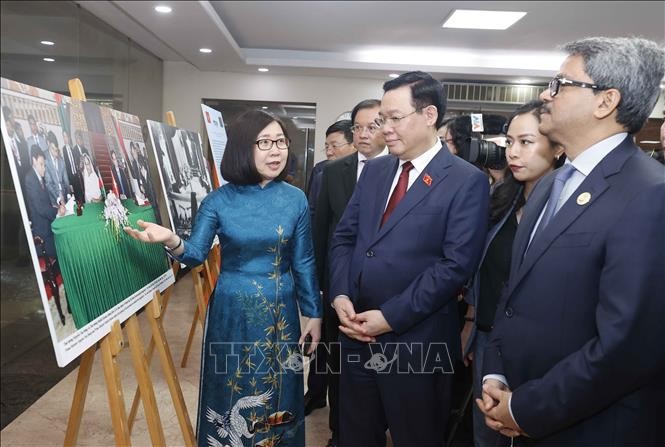 ประธานสภาแห่งชาติ เวืองดิ่งเหวะตัดริบบิ้นเปิดงานนิทรรศการภาพถ่ายรึกครบรอบ 50 การสถานาความสัมพันธ์เวียดนาม-บังกลาเทศ - ảnh 1