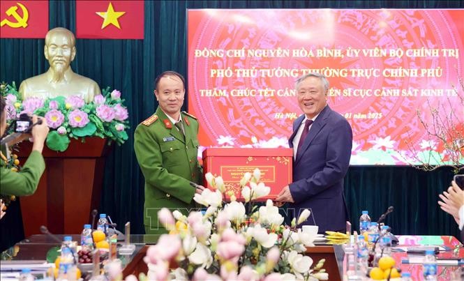 ผู้นำพรรคและรัฐเยือนและอวยพรตรุษเต๊ตในท้องถิ่นต่างๆ - ảnh 1