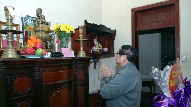 นายกรัฐมนตรี ฝ่ามมิงชิ้ง จุดธูปเพื่อรำลึกถึงนายกรัฐมนตรี ฟานวันขาย ผู้ล่วงลับ - ảnh 1