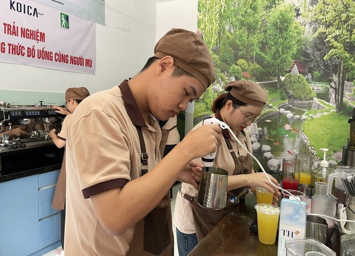 ร้านการแฟ MORE HANOI – รูปแบบธุรกิจสตาร์ทอัพสำหรับผู้พิการทางสายตา - ảnh 1