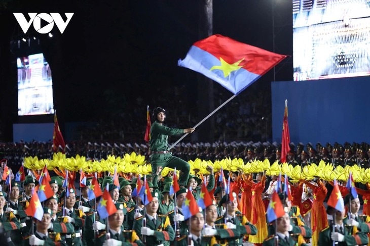 การฝึกซ้อมจัดพิธีรำลึกครบรอบ 50 ปีการปลดปล่อยภาคใต้ รวมประเทศเป็นเอกภาพ - ảnh 1