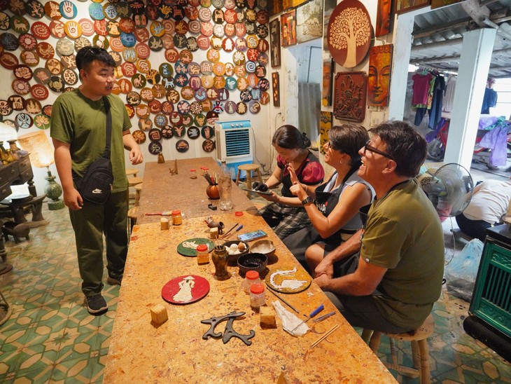 คณะสื่อไทยรายงานข่าวเกี่ยวกับภาพลักษณ์ด้านอุตสาหกรรม ประวัติศาสตร์ และสังคมเวียดนาม  - ảnh 4