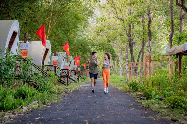 จังหวัดแค้งหว่าผลักดันการปรับเปลี่ยนสู่ยุคดิจิทัลเพื่อยกระดับคุณภาพการบริการนักท่องเที่ยว - ảnh 2