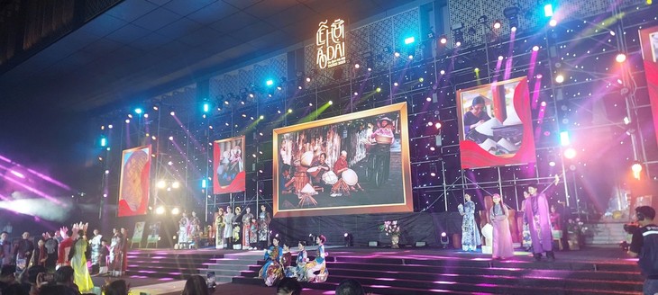 เทศกาลชุดอ๊าวหย่ายการท่องเที่ยวฮานอยปี 2025- เผยแพร่มรดก - ảnh 1