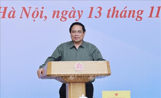 นายกรัฐมนตรี ฝ่ามมิงชิ้ง เป็นประธานการประชุมเกี่ยวกับการแก้ไขผลเสียหายจากภัยธรรมชาติในภาคกลาง - ảnh 1