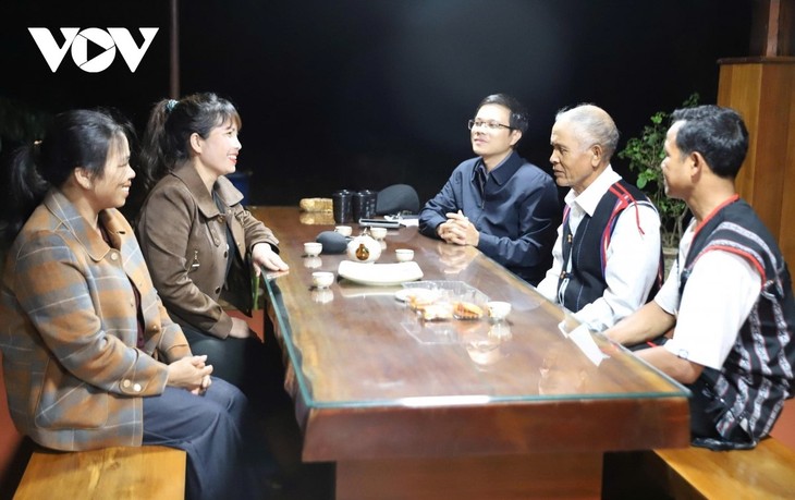 ព្រឹទ្ធាចារ្យភូមិ  Hmrik - ទីបង្អែកនៃភាពសុខសានុ្តត្រាននិងការអភិវឌ្ឍរបស់ភូមិ - ảnh 1