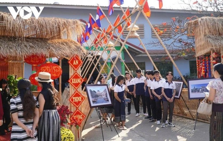 การอนุรักษ์และส่งต่อคุณค่างดงามของวัฒนธรรมตรุษเต๊ตดั้งเดิมของชาวเวียดนามในประเทศลาว - ảnh 2