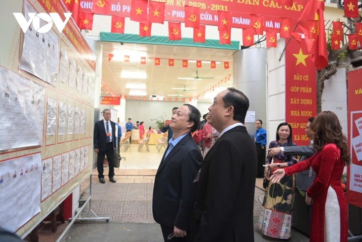 ประธานสถานีวิทยุเวียดนามและผู้มีสิทธิ์เลือกตั้งแขวงเกื่อนามออกไปใช้สิทธิ์เลือกตั้ง - ảnh 2