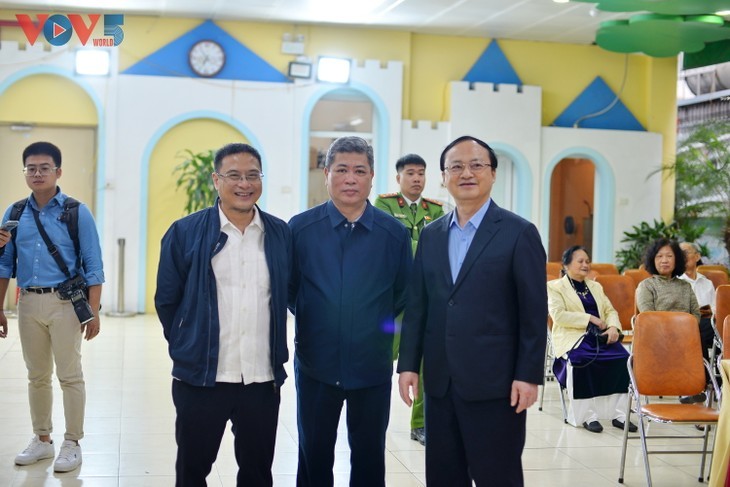 ประธานสถานีวิทยุเวียดนามและผู้มีสิทธิ์เลือกตั้งแขวงเกื่อนามออกไปใช้สิทธิ์เลือกตั้ง - ảnh 3