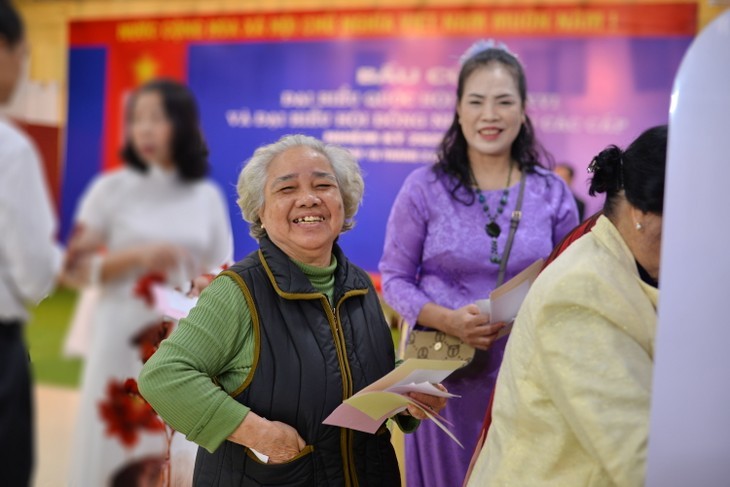 ประธานสถานีวิทยุเวียดนามและผู้มีสิทธิ์เลือกตั้งแขวงเกื่อนามออกไปใช้สิทธิ์เลือกตั้ง - ảnh 8