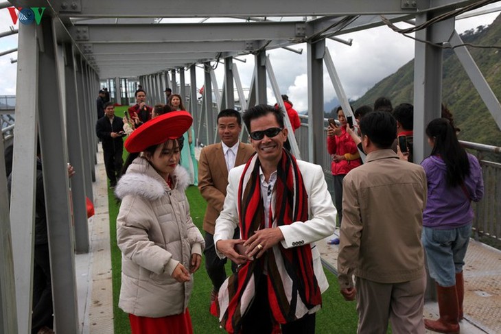 Visitors flock to Rong May Glass Bridge in Lai Chau - ảnh 15