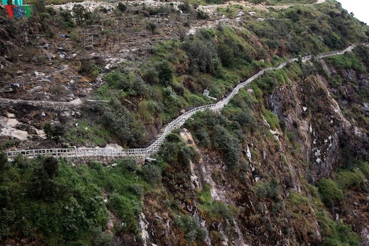 Visitors flock to Rong May Glass Bridge in Lai Chau - ảnh 18