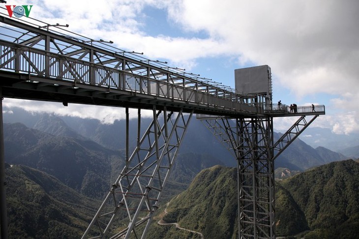 Visitors flock to Rong May Glass Bridge in Lai Chau - ảnh 1