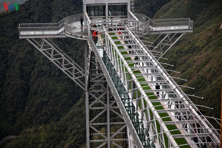 Visitors flock to Rong May Glass Bridge in Lai Chau - ảnh 2