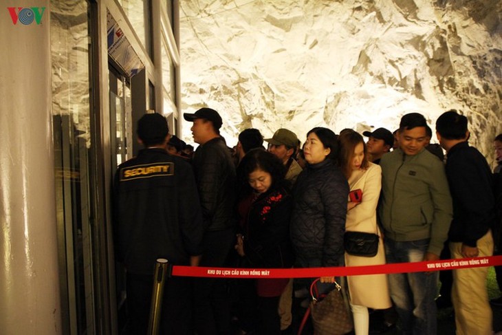 Visitors flock to Rong May Glass Bridge in Lai Chau - ảnh 4