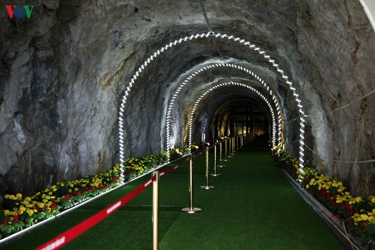 Visitors flock to Rong May Glass Bridge in Lai Chau - ảnh 5