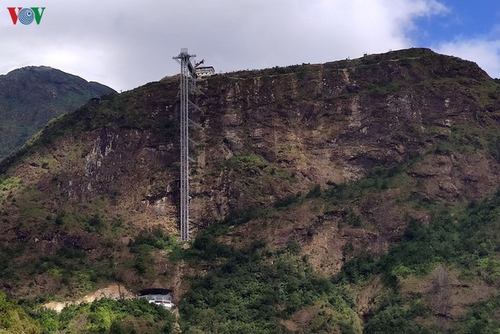 Visitors flock to Rong May Glass Bridge in Lai Chau - ảnh 6