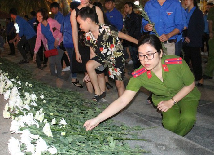 Da Nang lights up 1,000 lanterns for victims of traffic accidents - ảnh 7