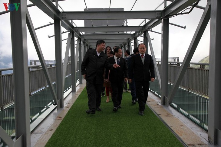 Visitors flock to Rong May Glass Bridge in Lai Chau - ảnh 7