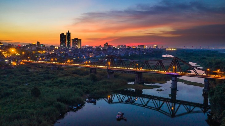 Discovering stunning white grass flowers around Long Bien bridge - ảnh 8