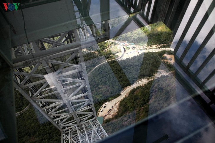 Visitors flock to Rong May Glass Bridge in Lai Chau - ảnh 8