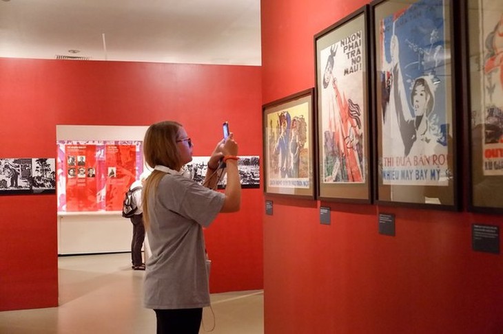 Ao Dai exhibition at Vietnamese Women’s Museum - ảnh 10