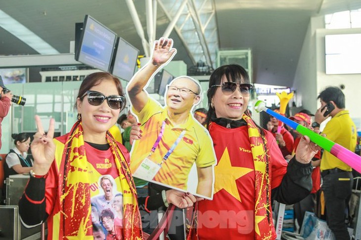 Vietnamese fans head to the Philippines ahead of men’s football final at SEA Games - ảnh 4