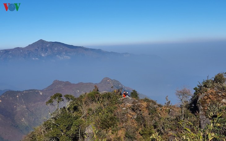 Viewing a spectacular sunset from Ky Quan San mountain - ảnh 11