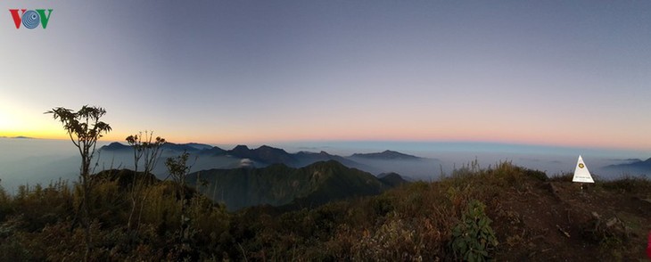 Viewing a spectacular sunset from Ky Quan San mountain - ảnh 17