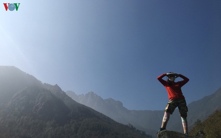 Viewing a spectacular sunset from Ky Quan San mountain - ảnh 19